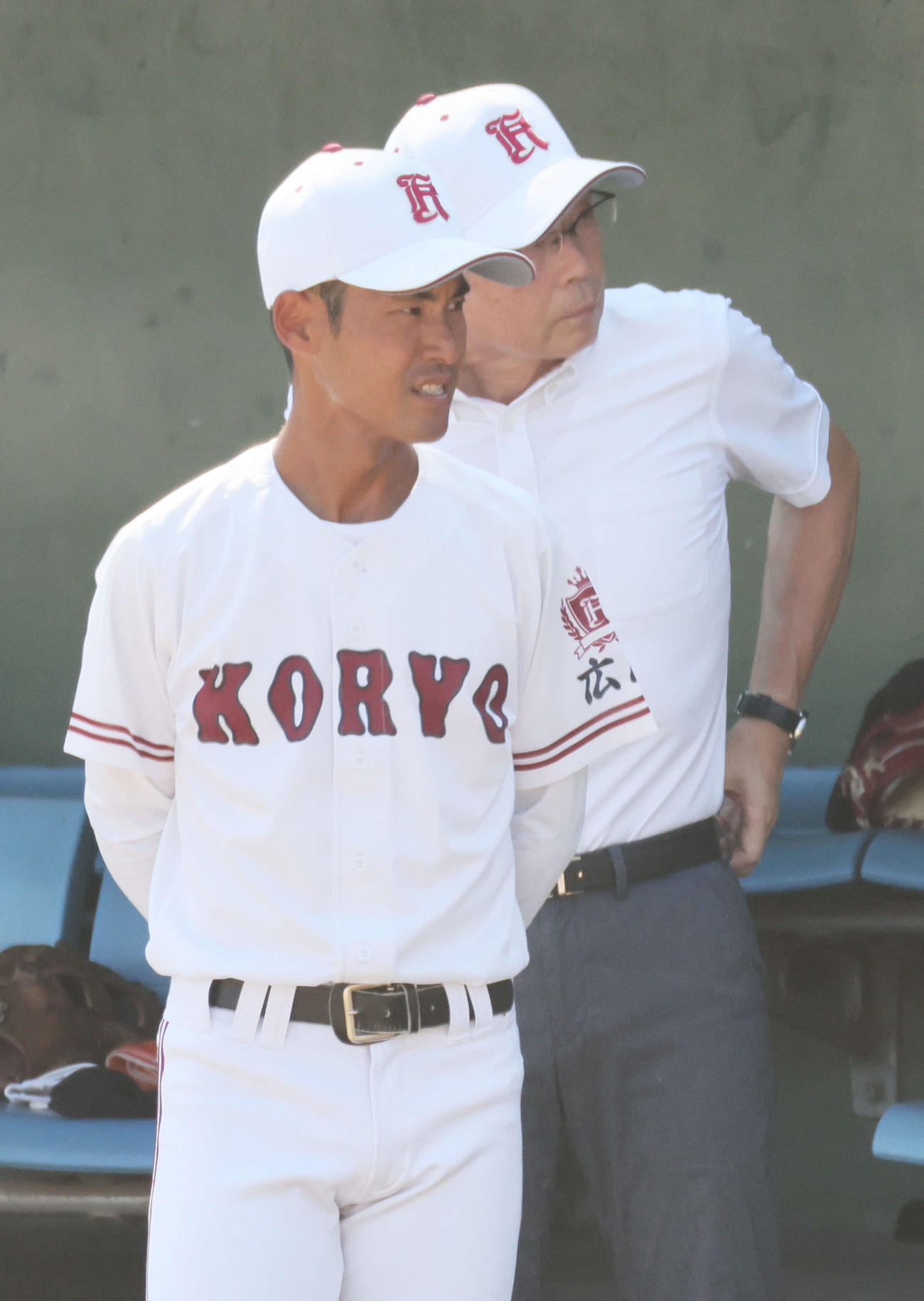 油木対広陵　初采配の広陵高校野球部の松本監督（左）と瀧口部長（撮影・加藤孝規）