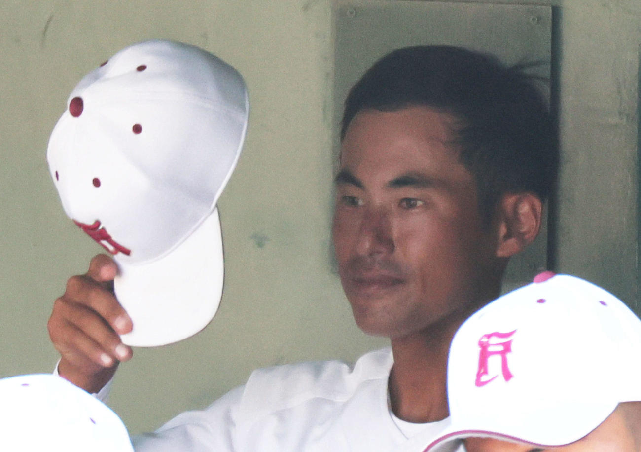 油木対広陵　初采配の広陵高校野球部の松本監督（撮影・加藤孝規）
