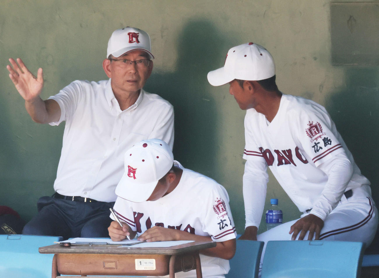 油木対広陵　初采配の広陵高校野球部の松本監督（右）と瀧口部長（撮影・加藤孝規）