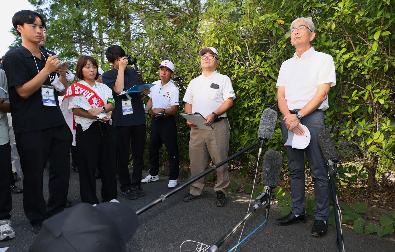 油木対広陵　試合後、取材に応じる広陵高校野球部の瀧口貴夫部長（撮影・加藤孝規）