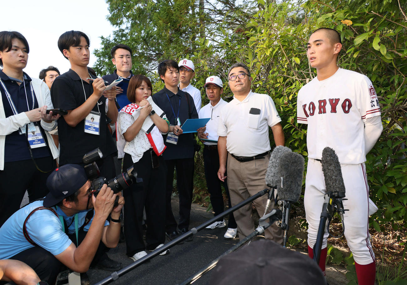 油木対広陵　試合後、取材に応じる広陵高校野球部の曽根主将（撮影・加藤孝規）