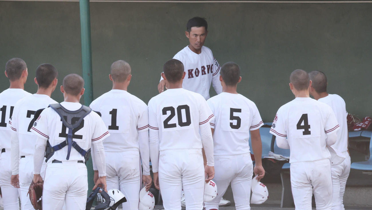 油木対広陵　試合終了後、選手らに声かけする広陵高校野球部の松本監督（撮影・加藤孝規）