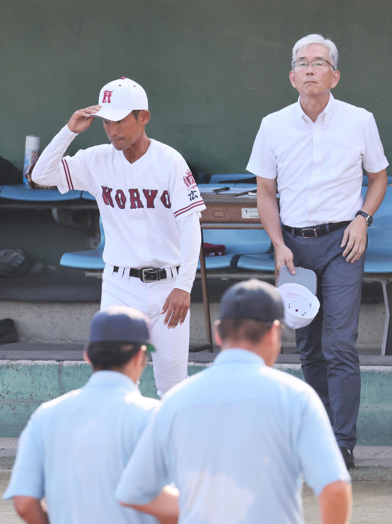油木対広陵　初采配で快勝した広陵高校野球部の松本監督（左）と瀧口部長（撮影・加藤孝規）