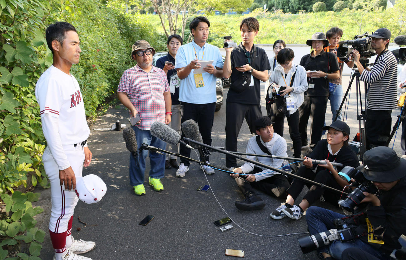 油木対広陵　試合後、取材に応じる広陵高校野球部の松本監督（撮影・加藤孝規）