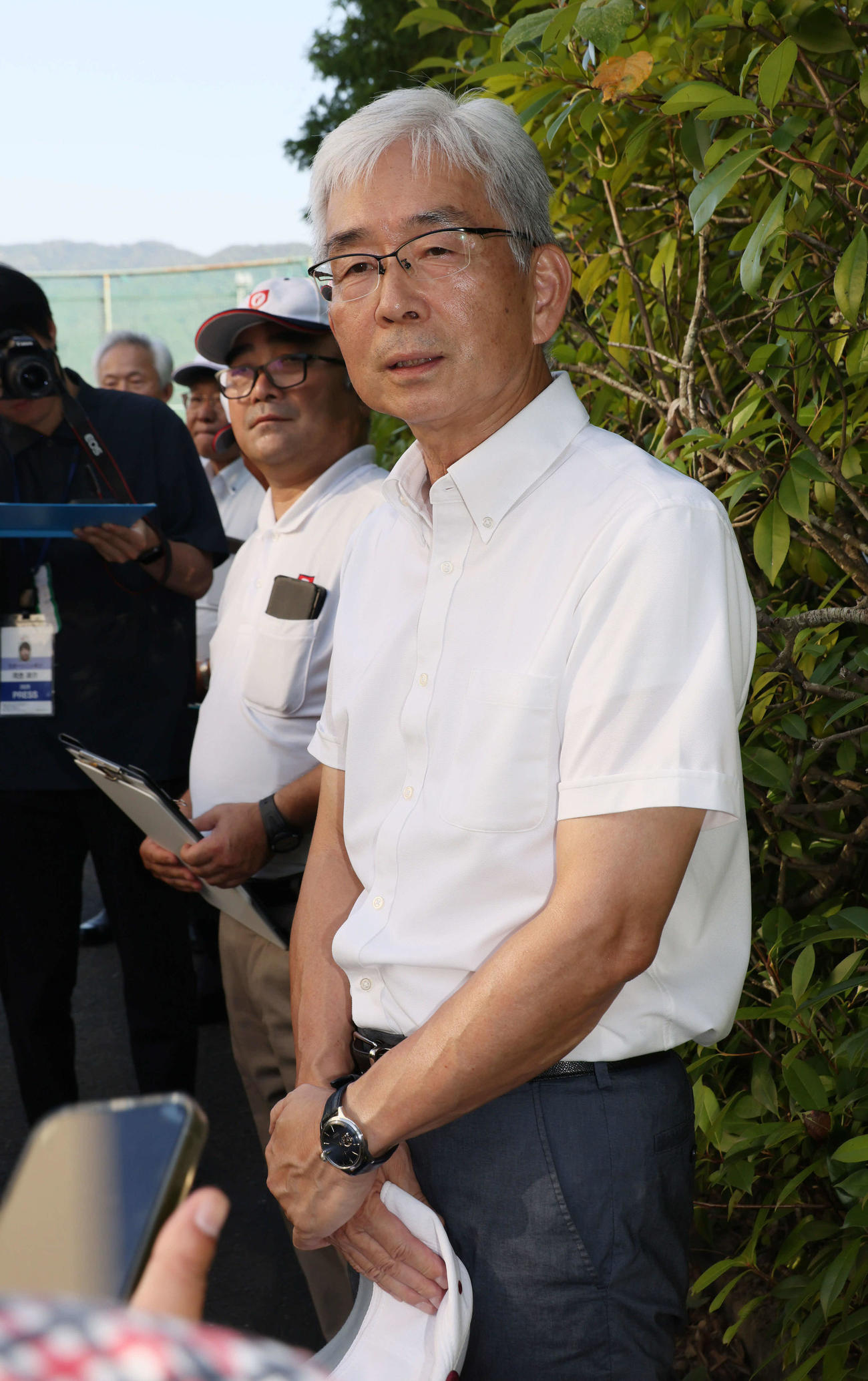 油木対広陵　試合後、取材に応じる広陵高校野球部の瀧口貴夫部長（撮影・加藤孝規）