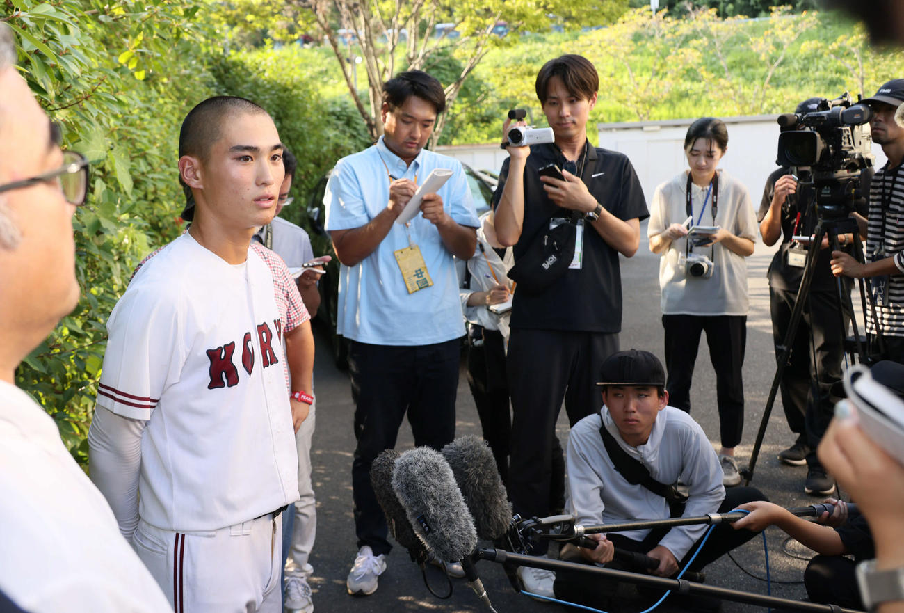 油木対広陵　試合後、取材に応じる広陵高校野球部の曽根主将（撮影・加藤孝規）