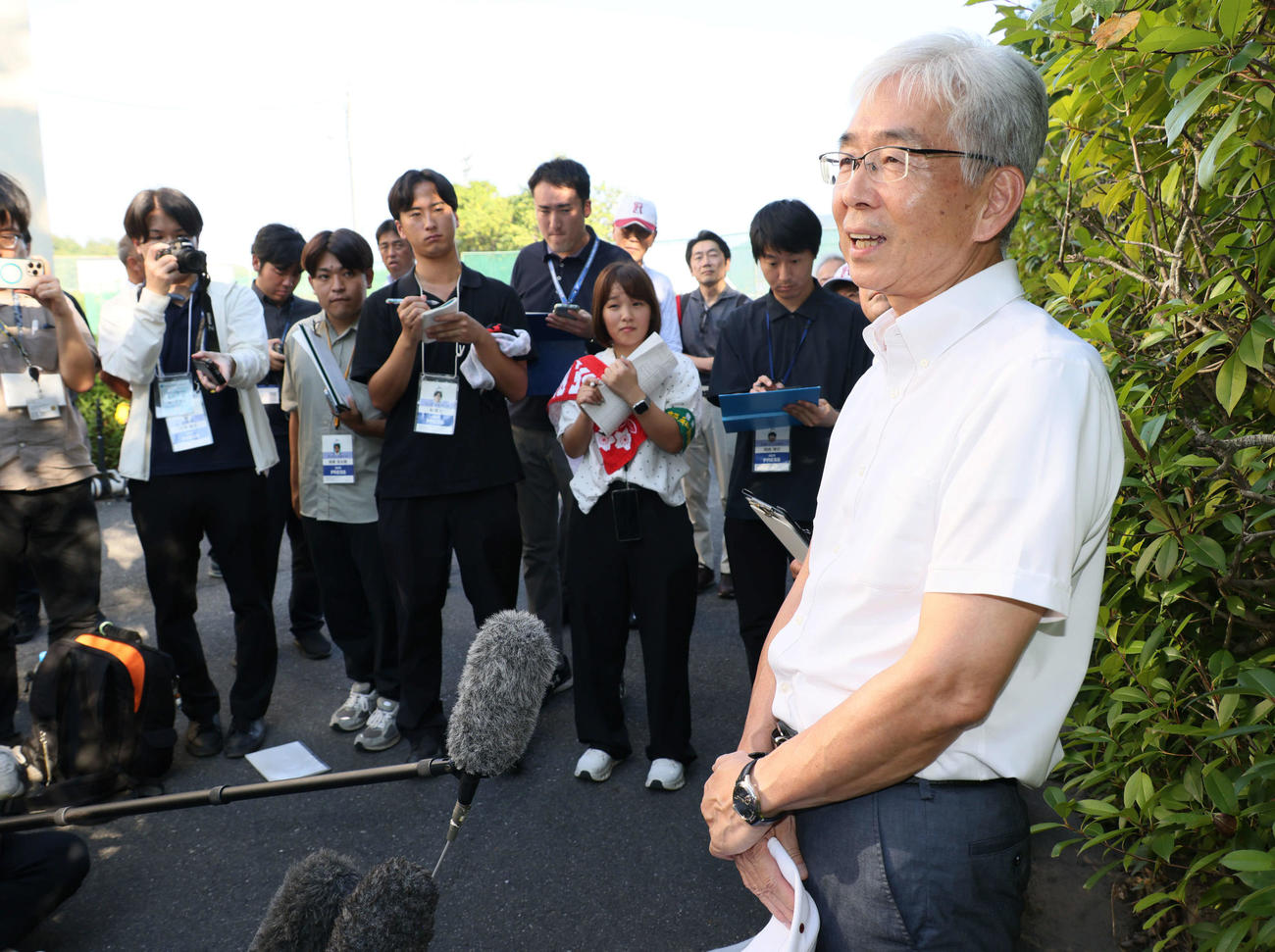 油木対広陵　試合後、取材に応じる広陵高校野球部の瀧口貴夫部長（撮影・加藤孝規）