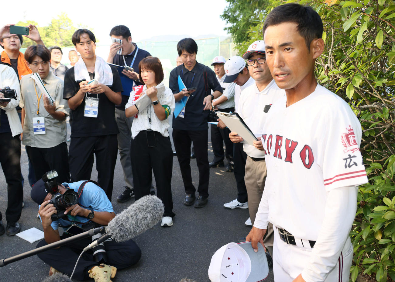 油木対広陵　試合後、取材に応じる広陵の松本監督（撮影・加藤孝規）