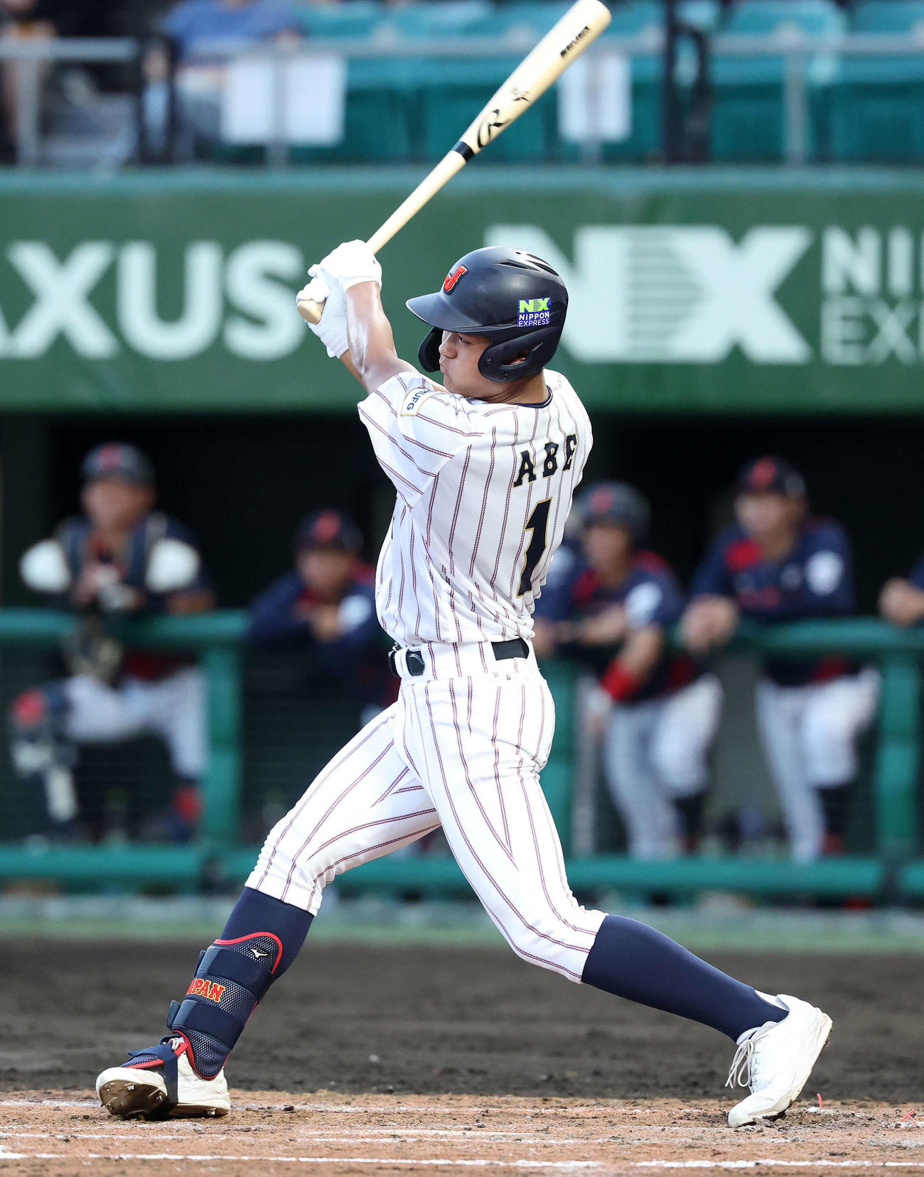 大学日本代表対高校日本代表　3回裏高校日本代表2死一塁、阿部は中前打を放つ（撮影・鈴木正人）