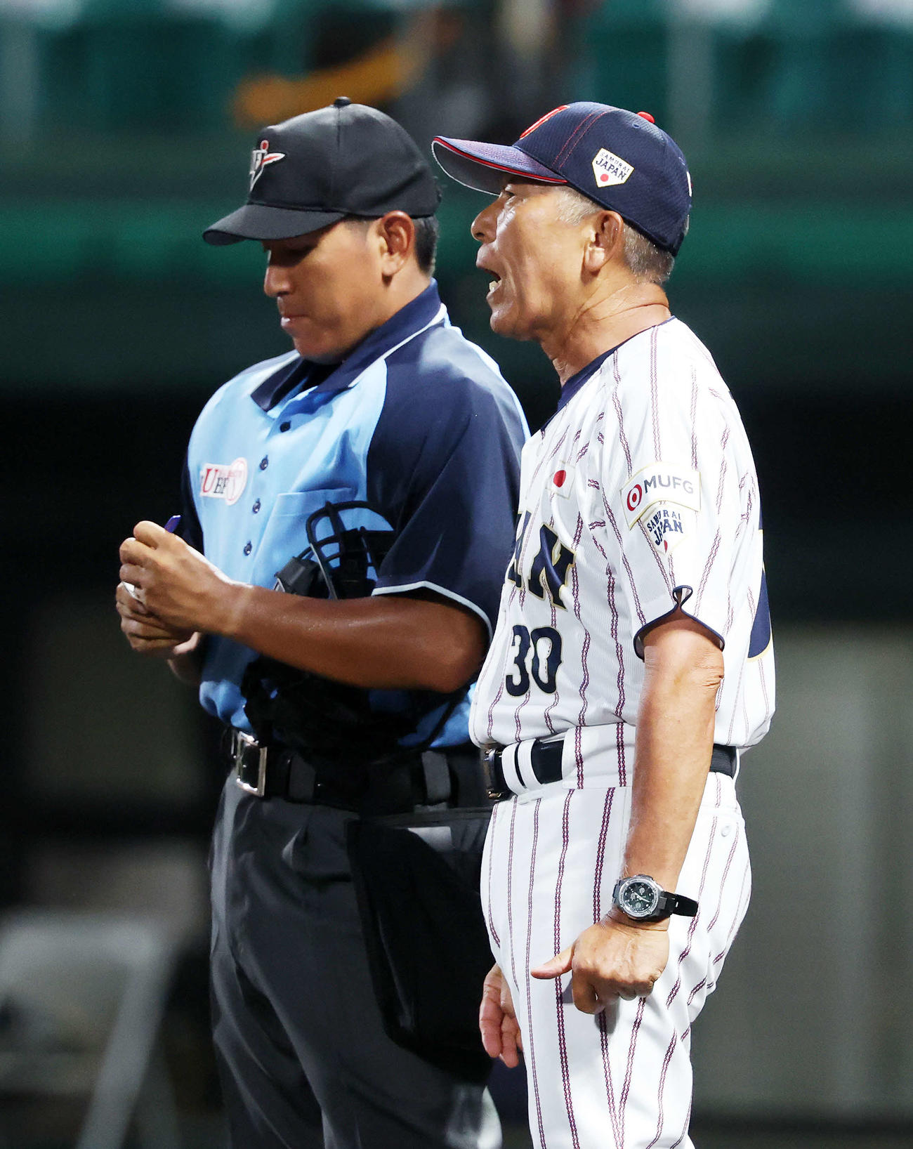 大学日本代表対高校日本代表　5回表、投手交代を告げる日本代表・小倉監督（撮影・鈴木正人）