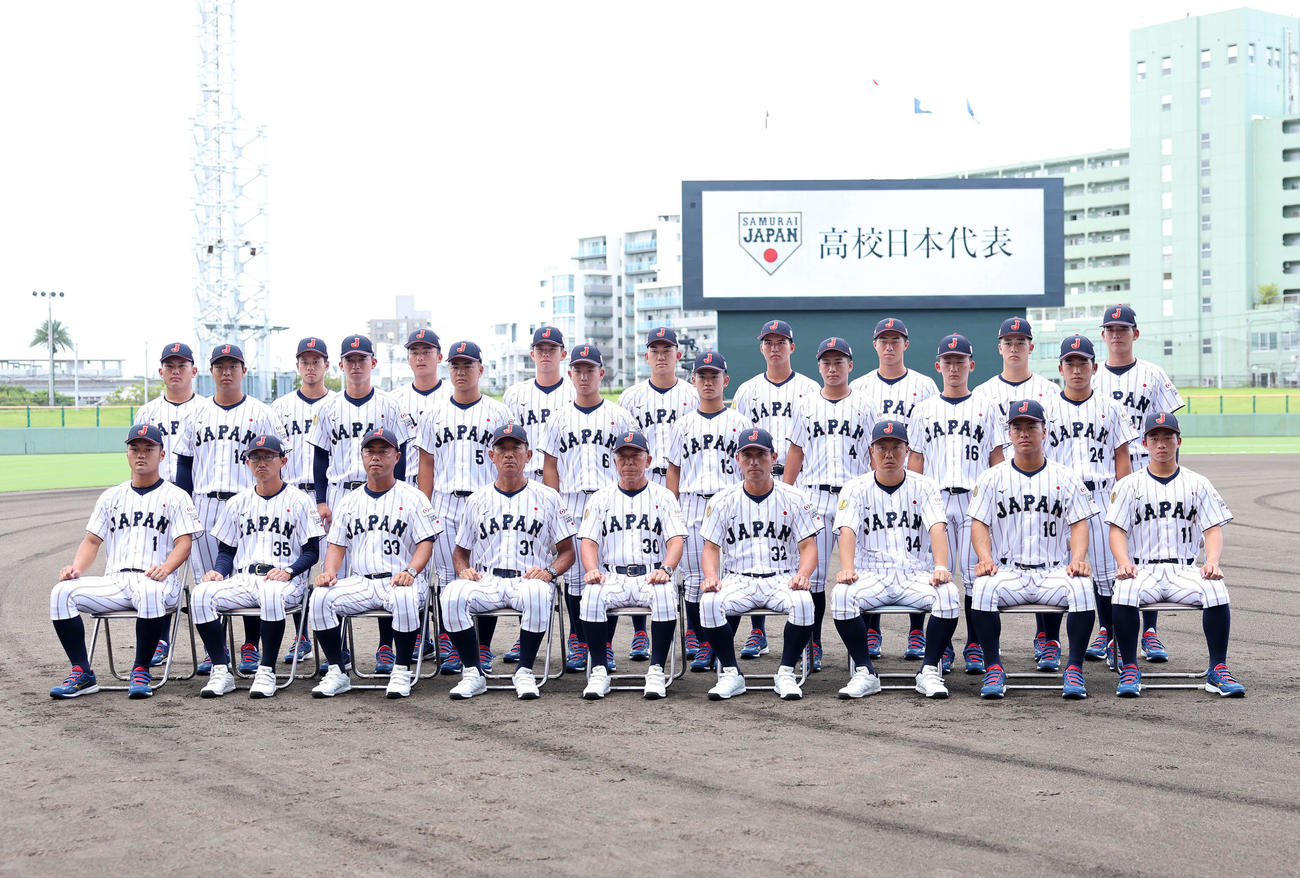高校日本代表の集合写真（撮影・鈴木正人）
