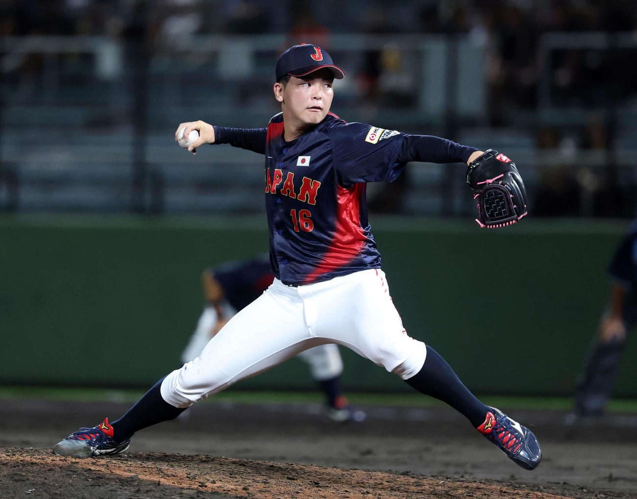 大学日本代表対高校日本代表　力投する大学日本代表の中西（撮影・鈴木正人）
