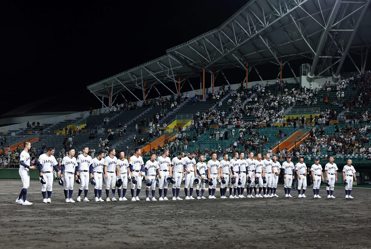 大学日本代表対高校日本代表　試合を終えあいさつする高校日本代表の選手たち（撮影・鈴木正人）