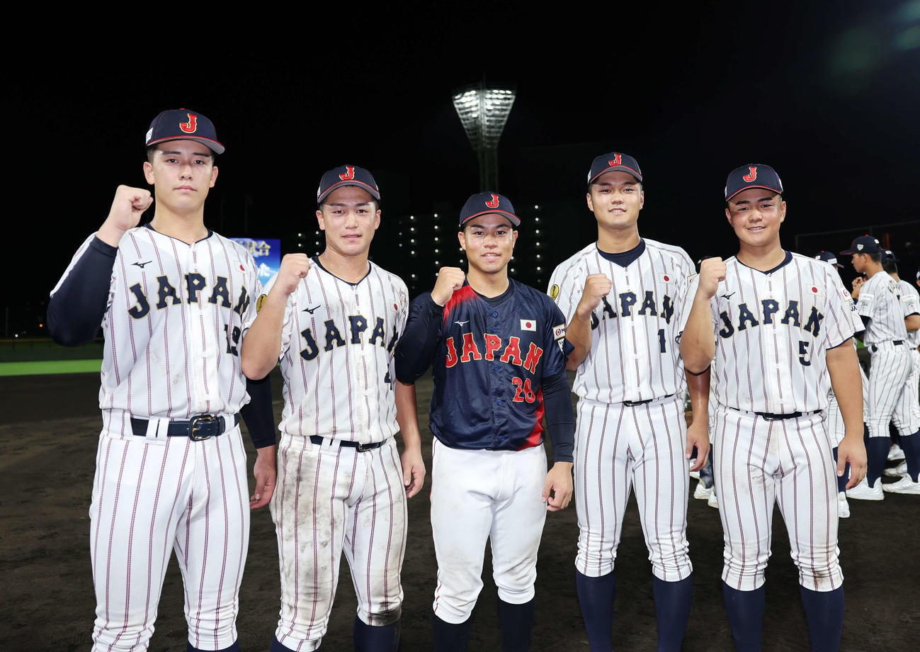 日本代表に選ばれた横浜の選手たち　左から奥村頼、奥村凌、緒方、阿部、為永（撮影・鈴木正人）