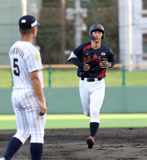 大学日本代表対高校日本代表　2回表大学日本代表1死、小島は右越えソロ本塁打を放つ（撮影・鈴木正人）