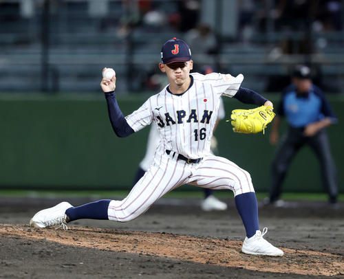 大学日本代表対高校日本代表　力投する高校日本代表4番手の辻（撮影・鈴木正人）