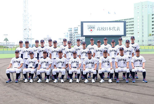 高校日本代表の集合写真（撮影・鈴木正人）