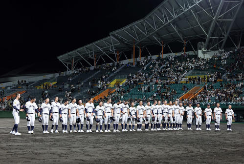 大学日本代表対高校日本代表　試合を終えあいさつする高校日本代表の選手たち（撮影・鈴木正人）
