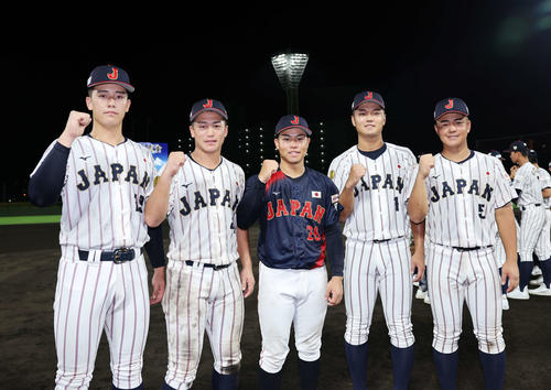 日本代表に選ばれた横浜の選手たち　左から奥村頼、奥村凌、緒方、阿部、為永（撮影・鈴木正人）