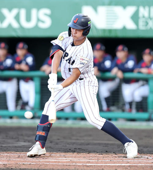 大学日本代表対高校日本代表　1回裏高校日本代表1死一塁、阿部は右前打を放つ（撮影・鈴木正人）
