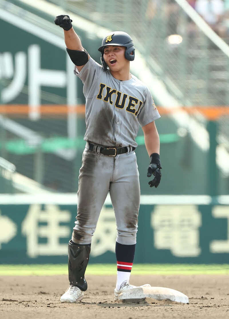 8月14日、開星対仙台育英　6回裏仙台育英2死三塁、田山は適時二塁打を放ち、塁上でガッツポーズ