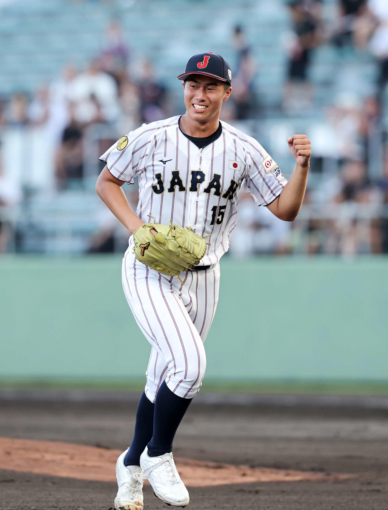 大学日本代表対高校日本代表　1回表、大学日本代表の攻撃を抑えガッツポーズする日本代表・下重（撮影・鈴木正人）