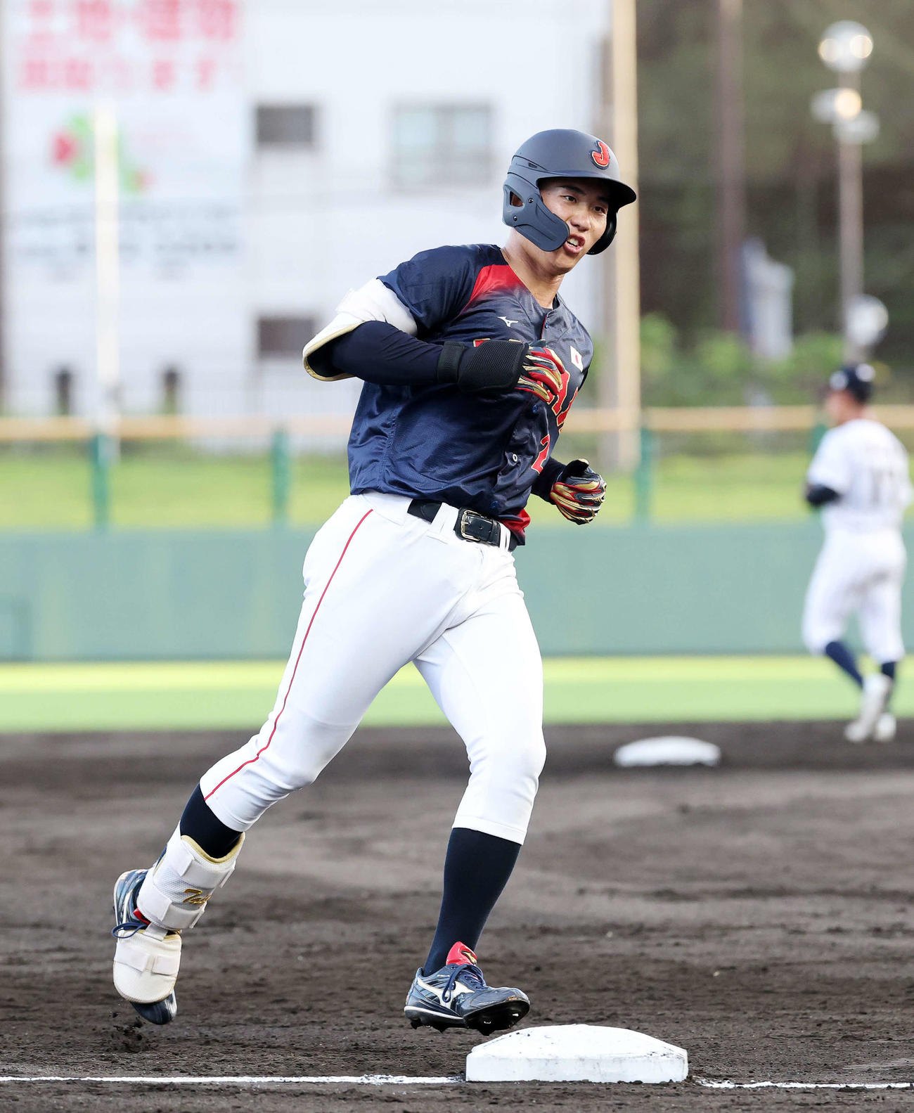 大学日本代表対高校日本代表　2回表大学日本代表1死、小島は右越えソロ本塁打を放つ（撮影・鈴木正人）