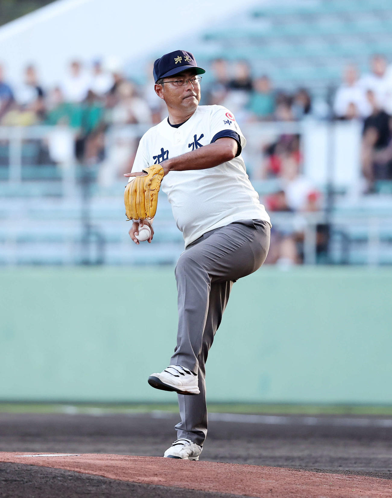 大学日本代表対高校日本代表　始球式に臨む大野氏（撮影・鈴木正人）