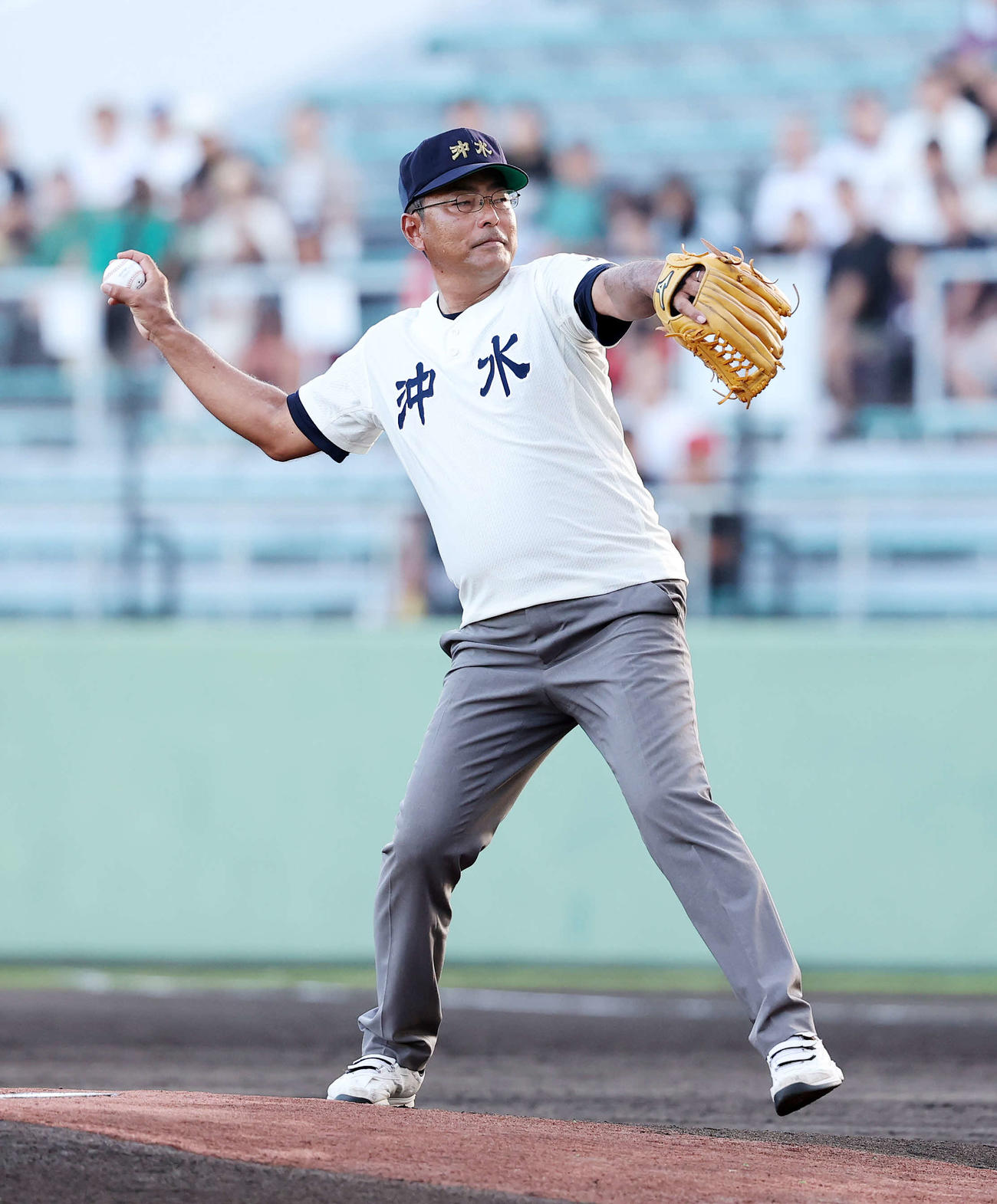 大学日本代表対高校日本代表　始球式に臨む大野氏（撮影・鈴木正人）