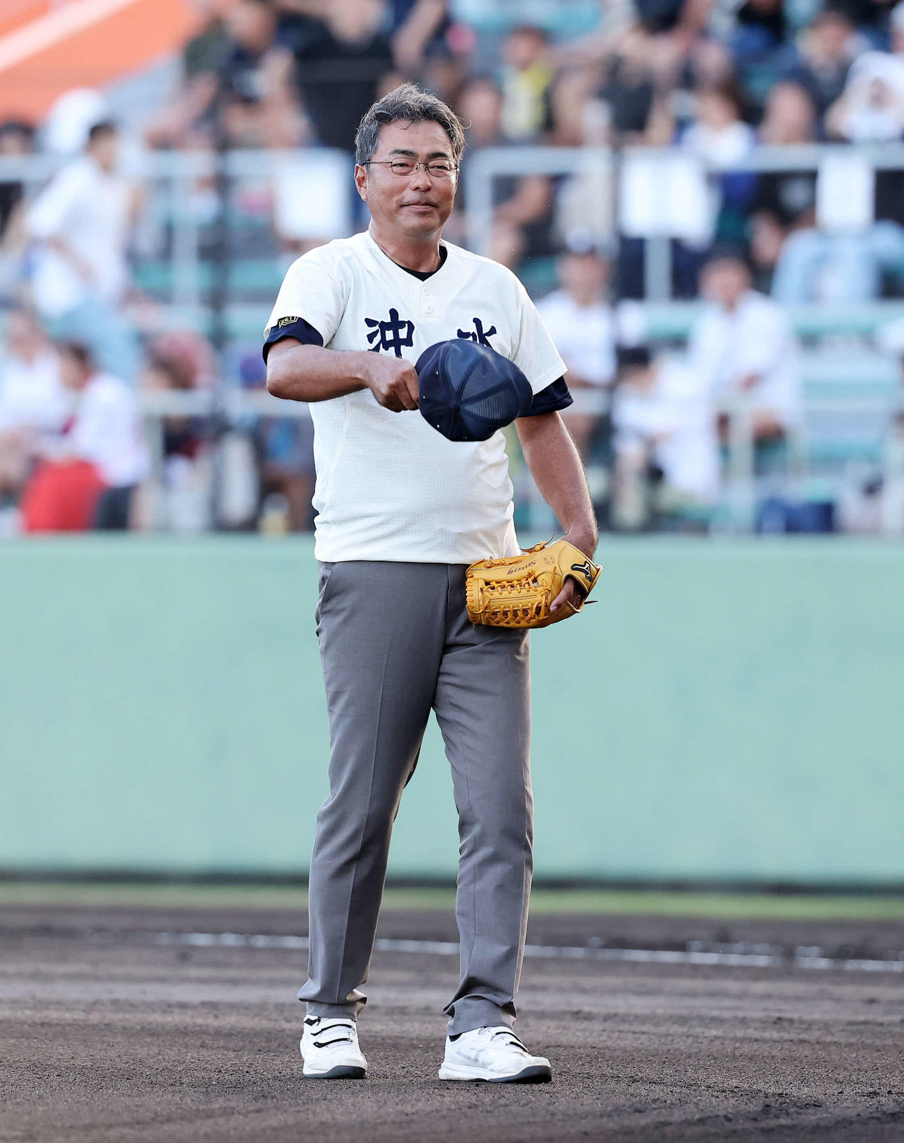 大学日本代表対高校日本代表　始球式を終えあいさつする大野氏（撮影・鈴木正人）