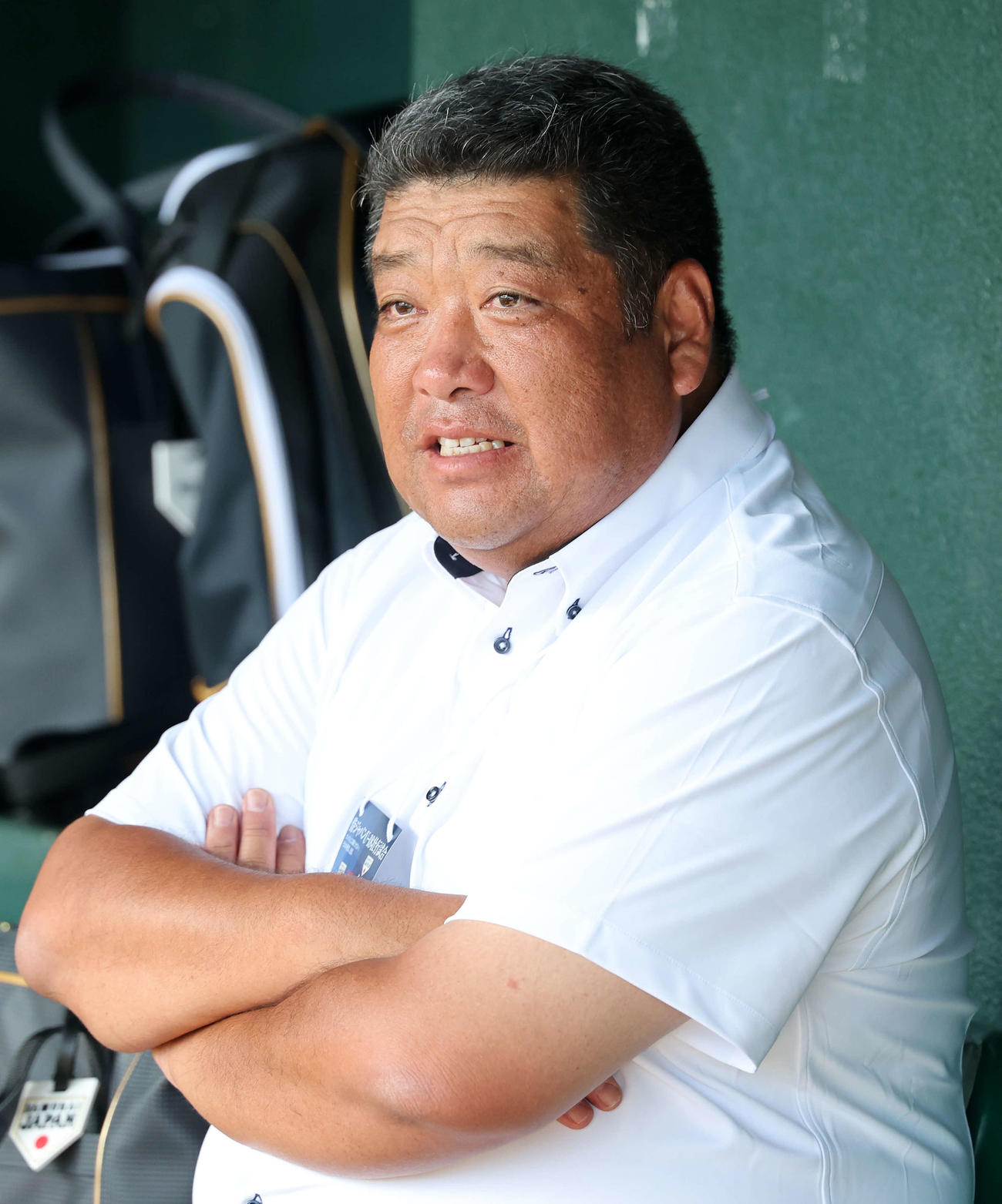 大学日本代表対高校日本代表　練習を見つめる大阪桐蔭・西谷監督（撮影・鈴木正人）