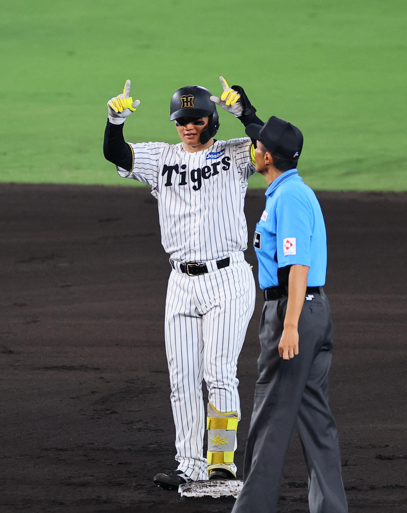 阪神対巨人　6回裏阪神無死、左翼線に二塁打を放ちポーズをとる森下（撮影・藤尾明華）