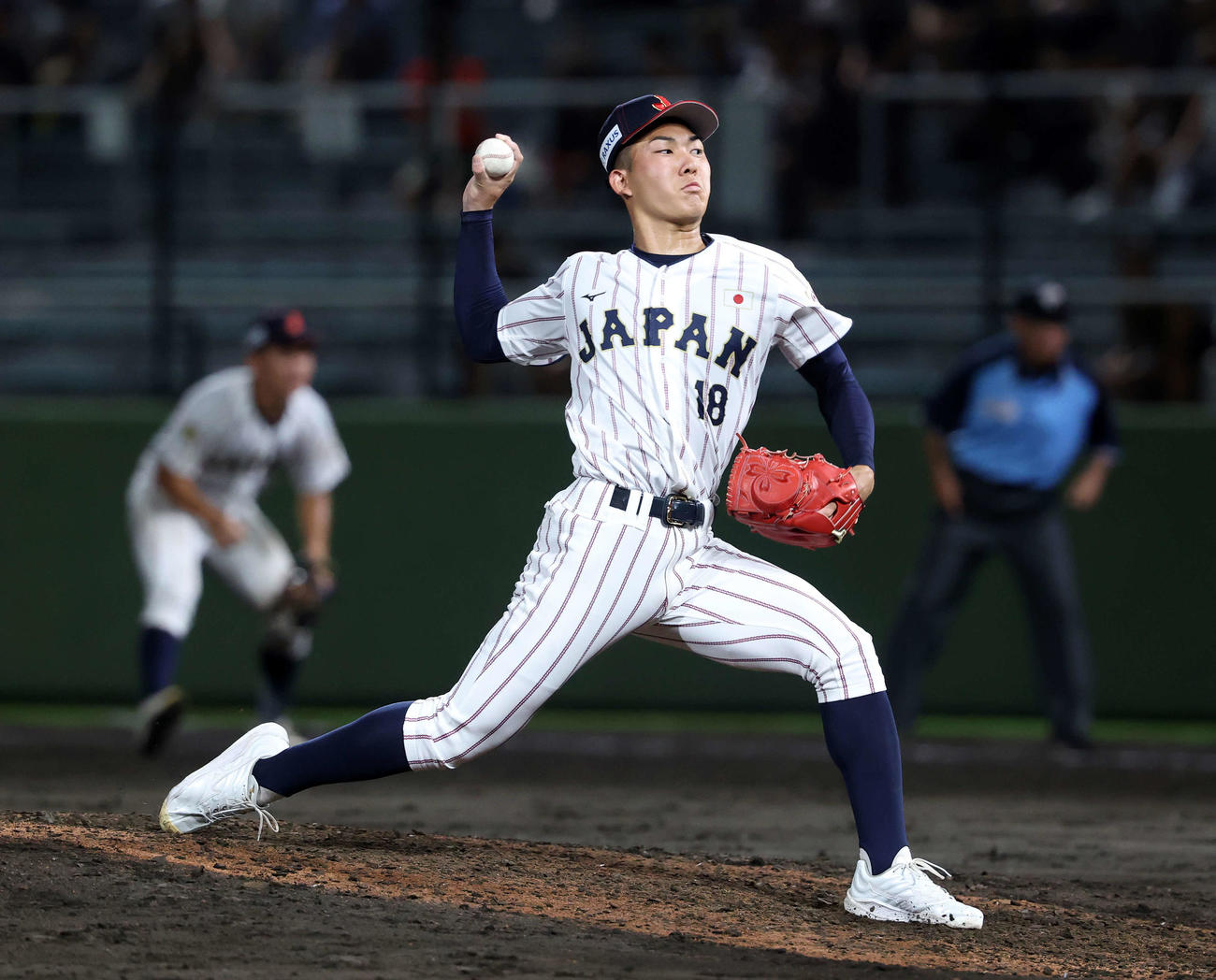 大学日本代表対高校日本代表　力投する高校日本代表8番手の石垣（撮影・鈴木正人）