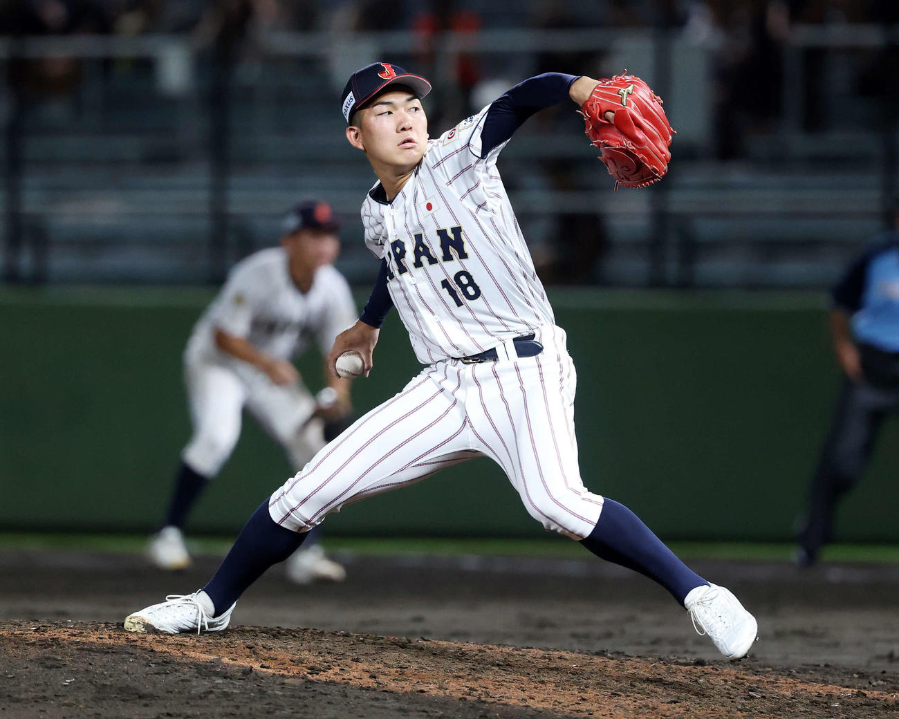 大学日本代表対高校日本代表　力投する高校日本代表8番手の石垣（撮影・鈴木正人）