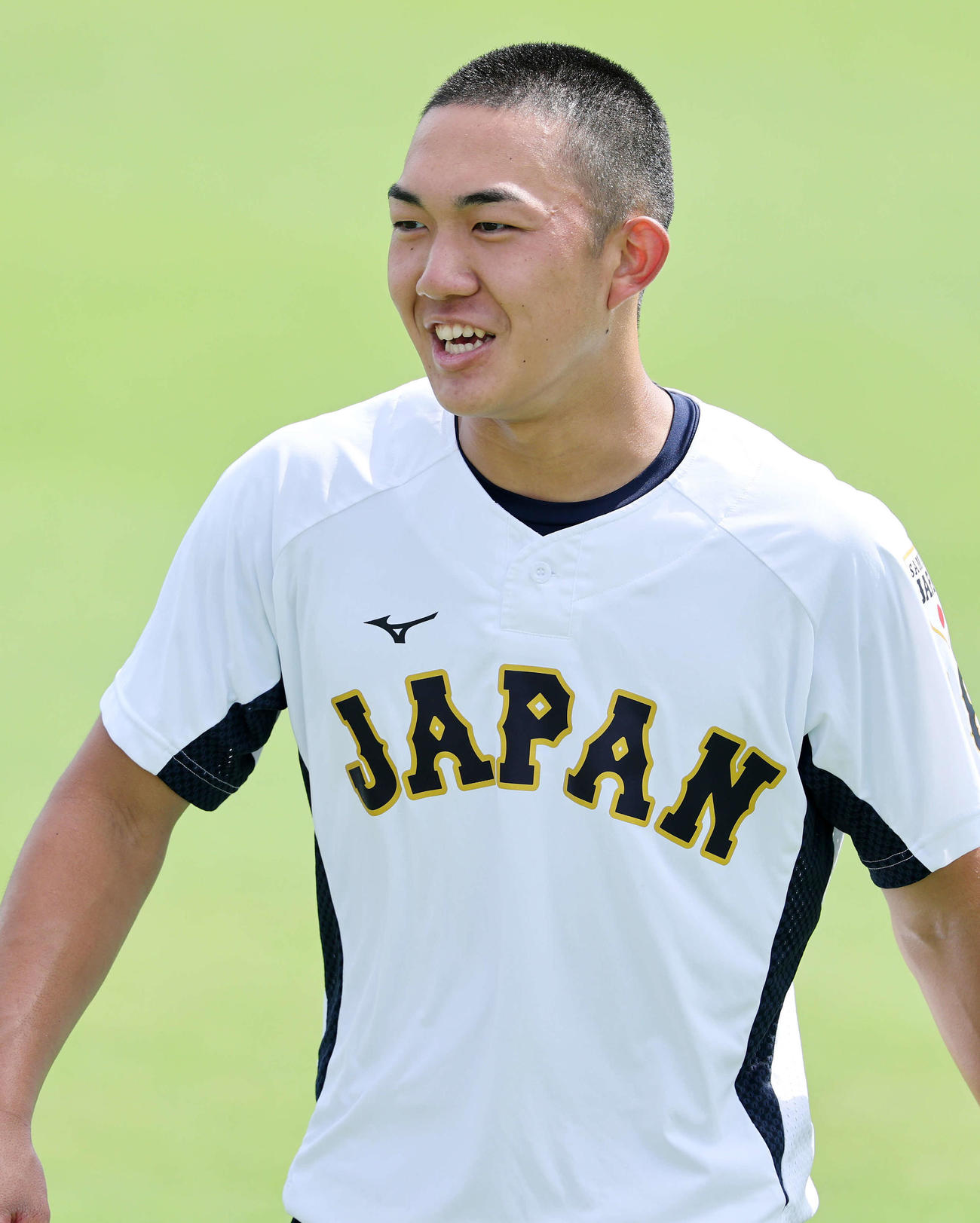 大学日本代表対高校日本代表　笑顔を見せる日本代表・石垣（撮影・鈴木正人）