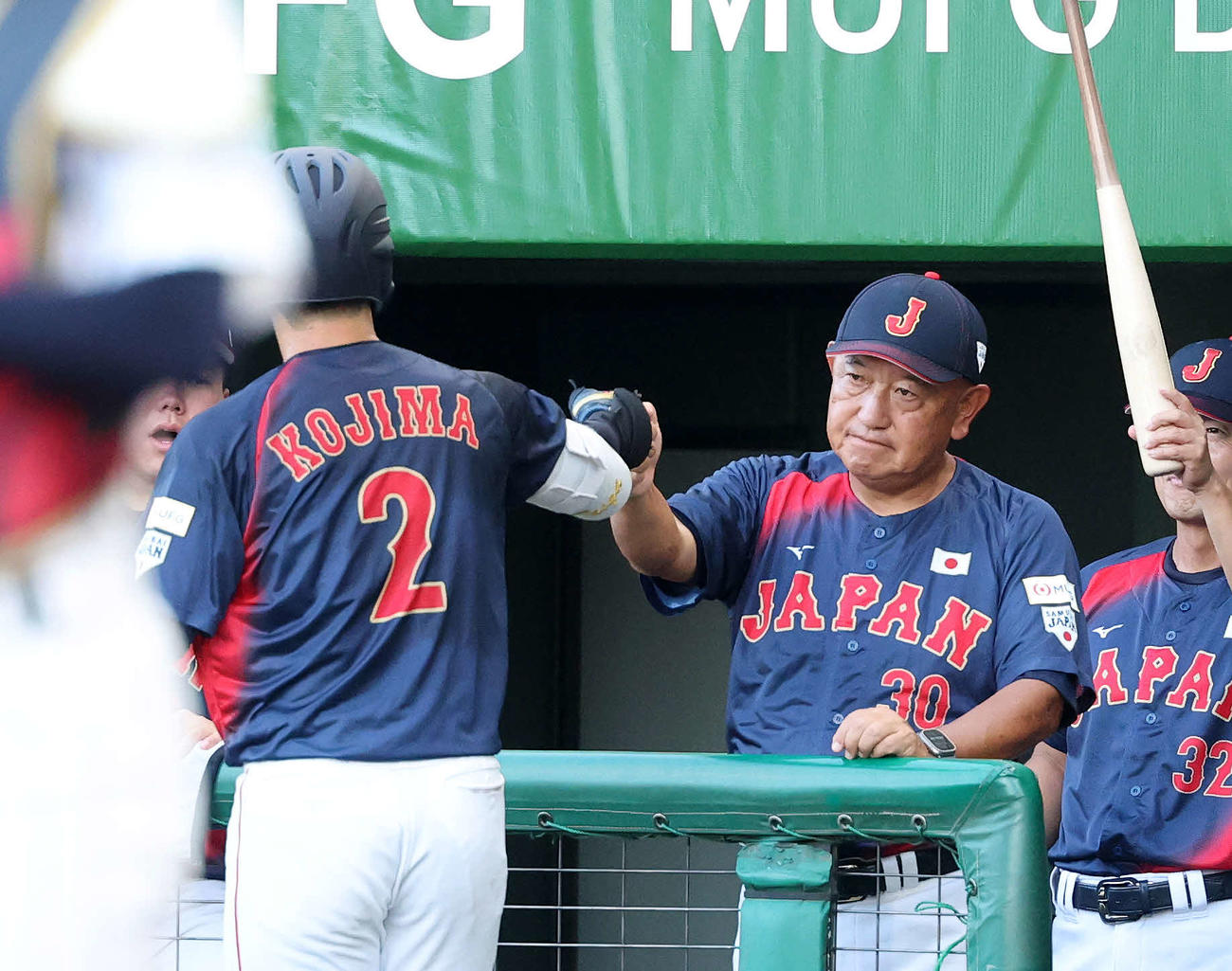 大学日本代表対高校日本代表　2回表大学日本代表1死、小島（左）の右越えソロ本塁打を迎える堀井監督（撮影・鈴木正人）