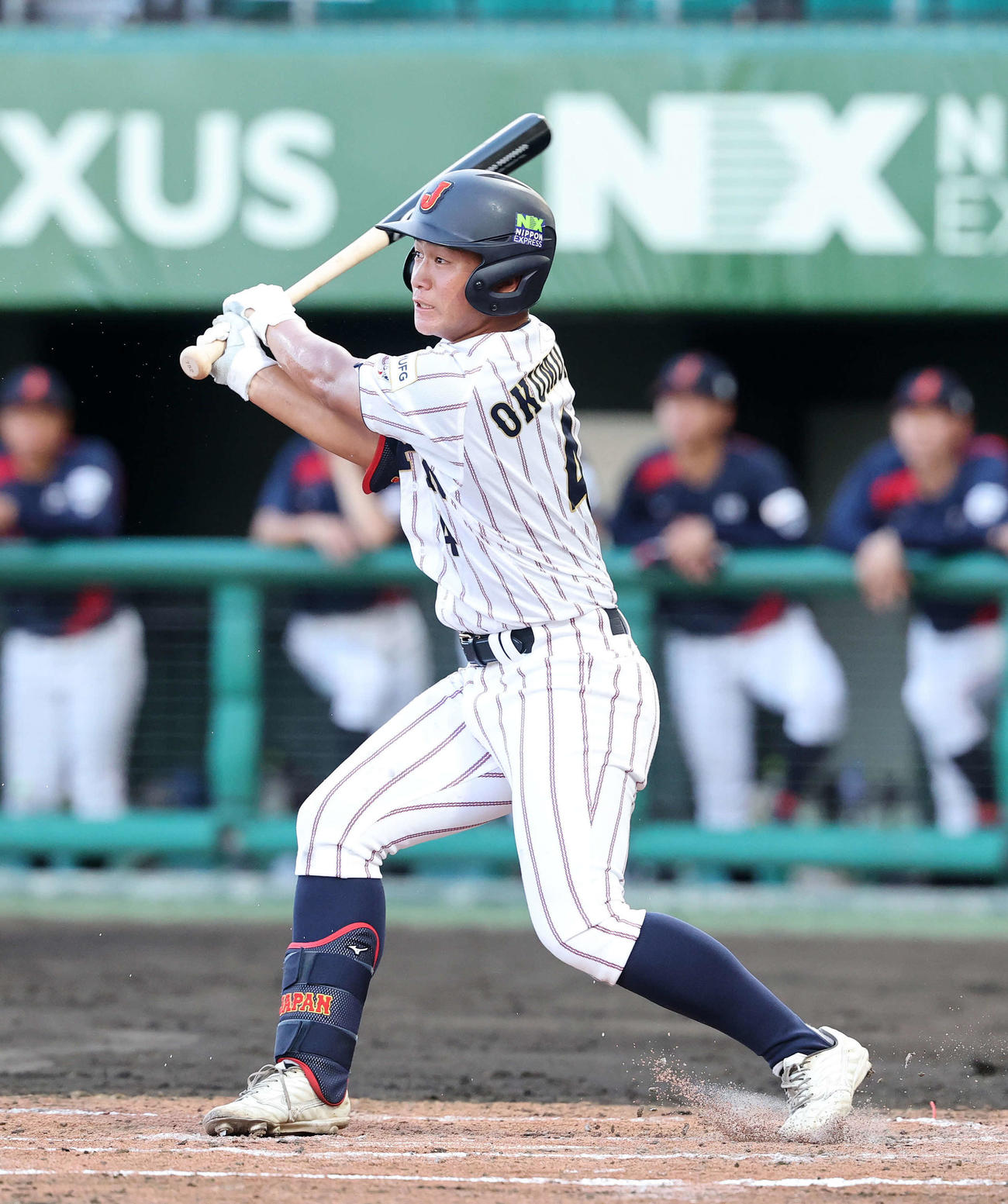 大学日本代表対高校日本代表　2回裏高校日本代表無死、奥村凌は左前打を放つ（撮影・鈴木正人）