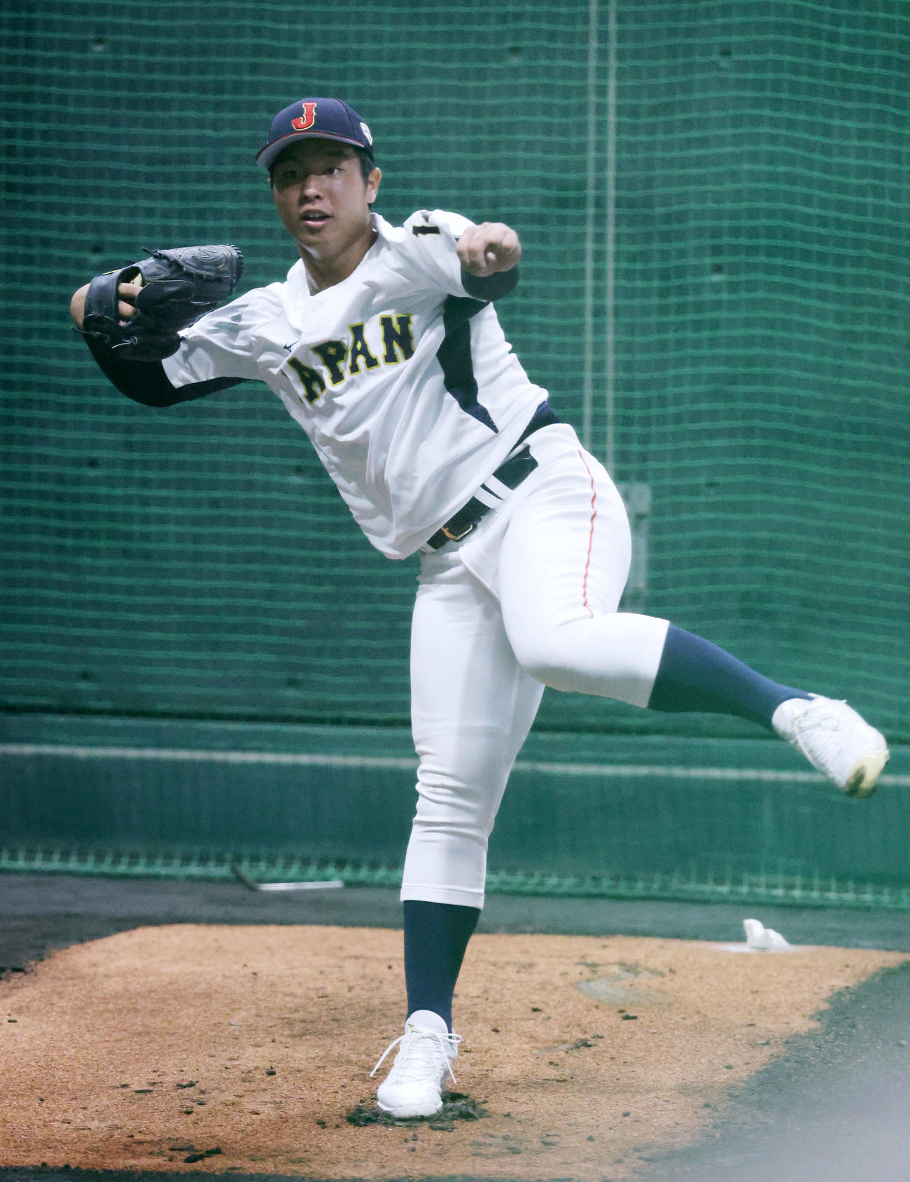 ブルペンで投球練習する高校日本代表・末吉（撮影・鈴木正人）