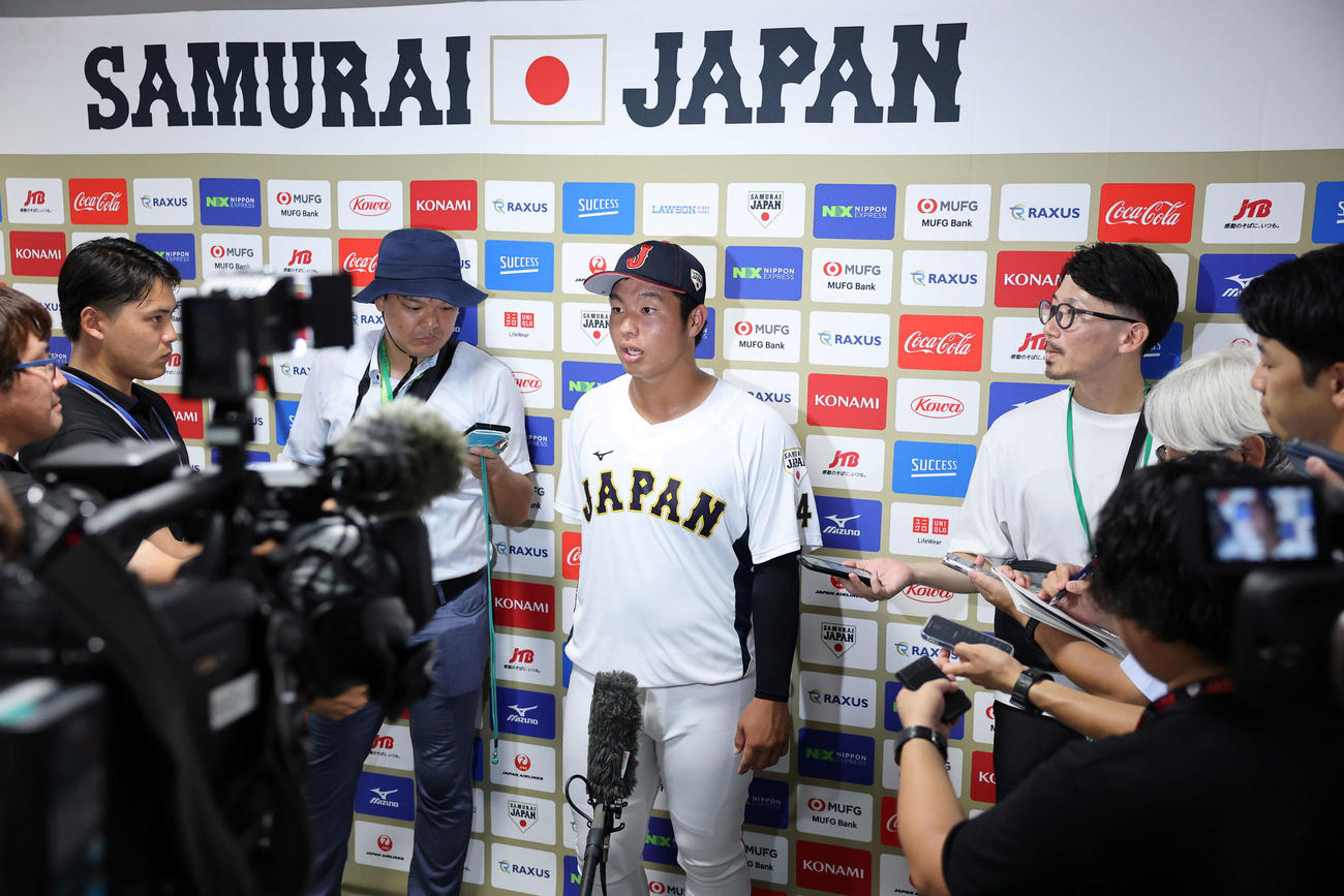 報道陣の質問に答える高校日本代表・末吉（撮影・鈴木正人）