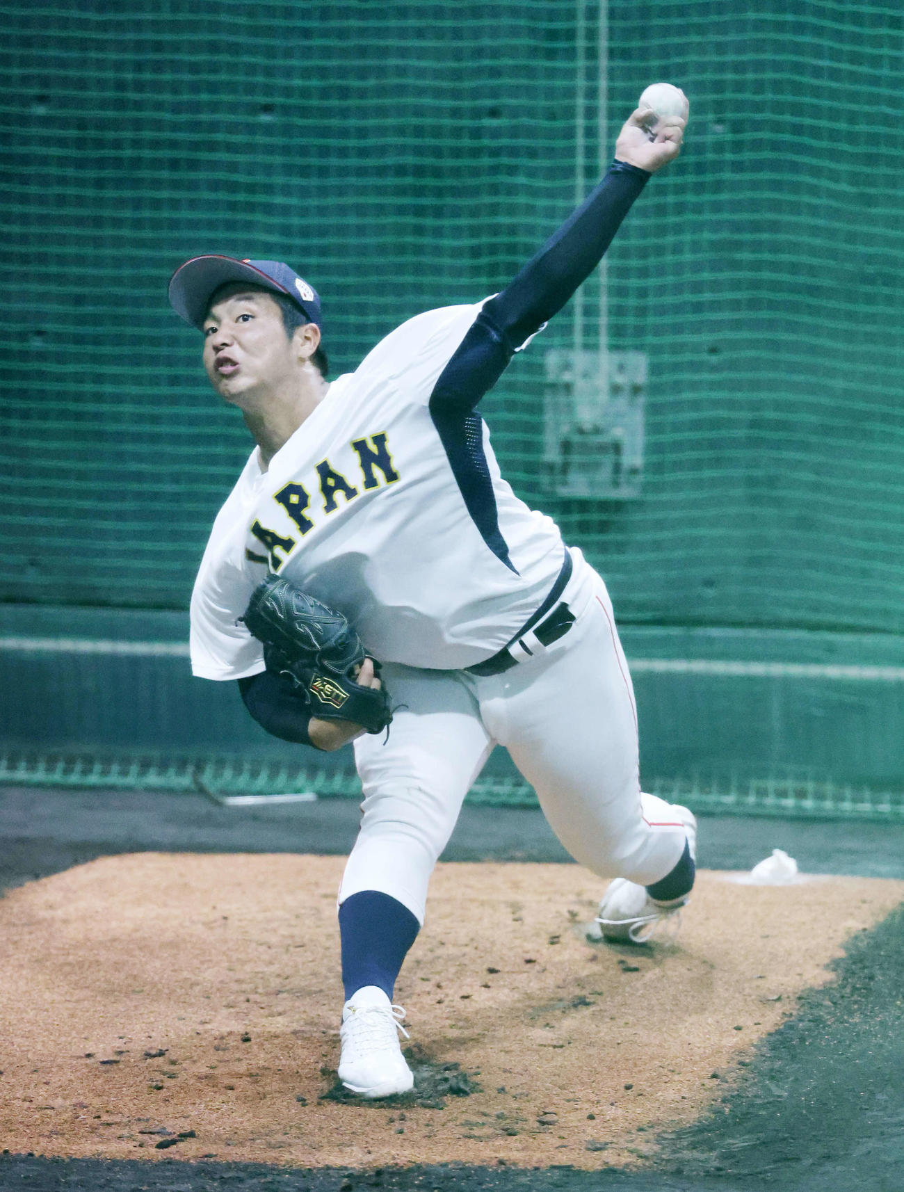 ブルペンで投球練習する高校日本代表・末吉（撮影・鈴木正人）