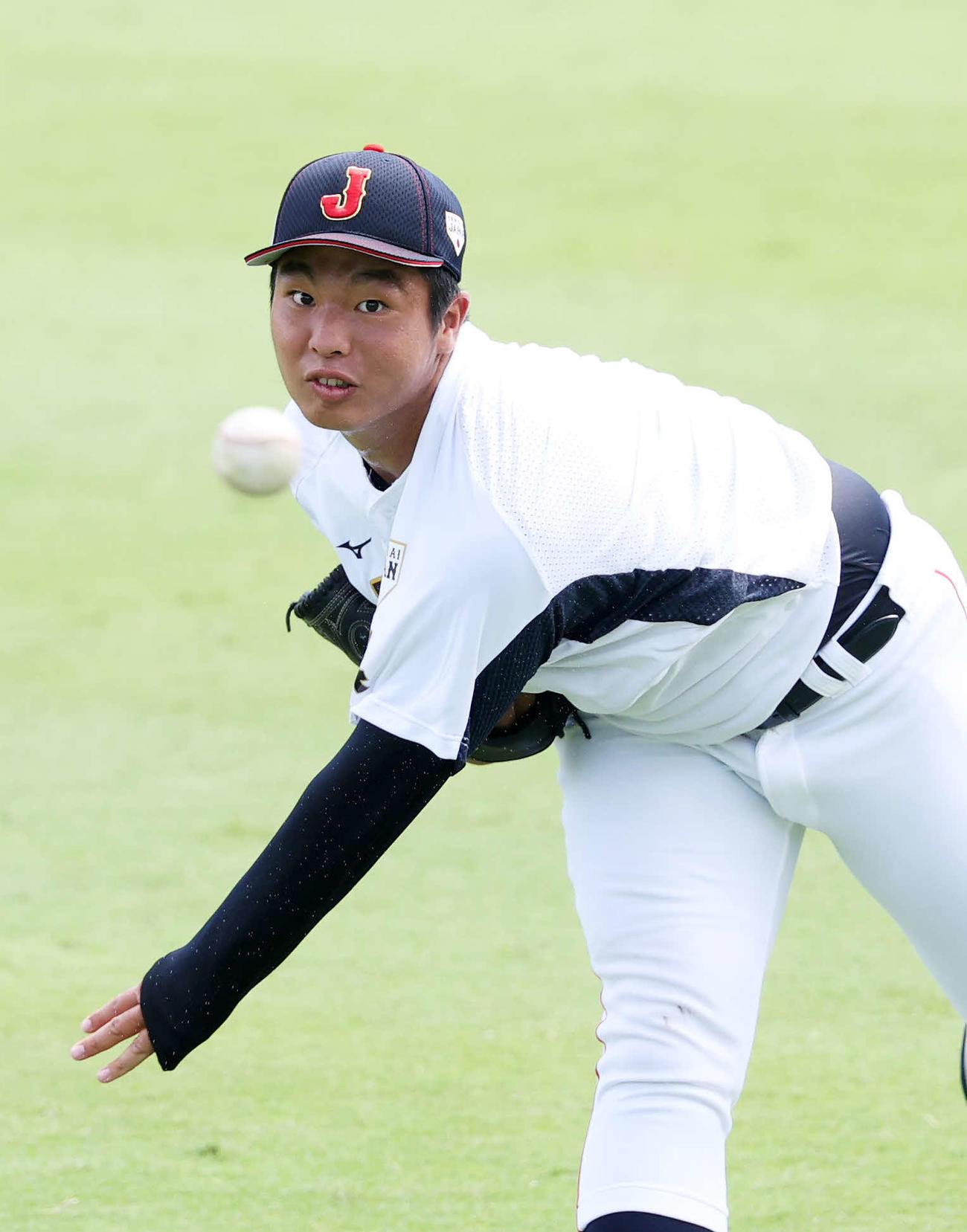 キャッチボールする高校日本代表・末吉（撮影・鈴木正人）
