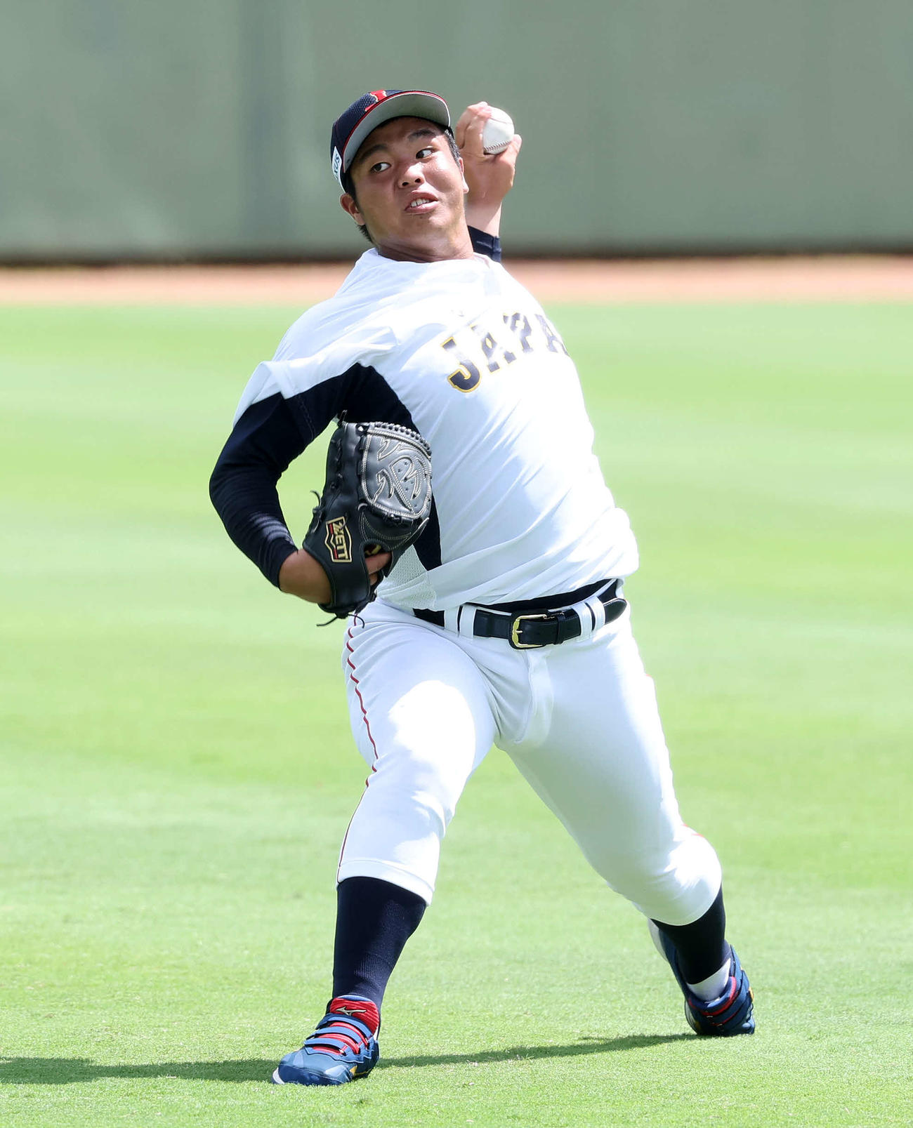 キャッチボールする高校日本代表・末吉（撮影・鈴木正人）