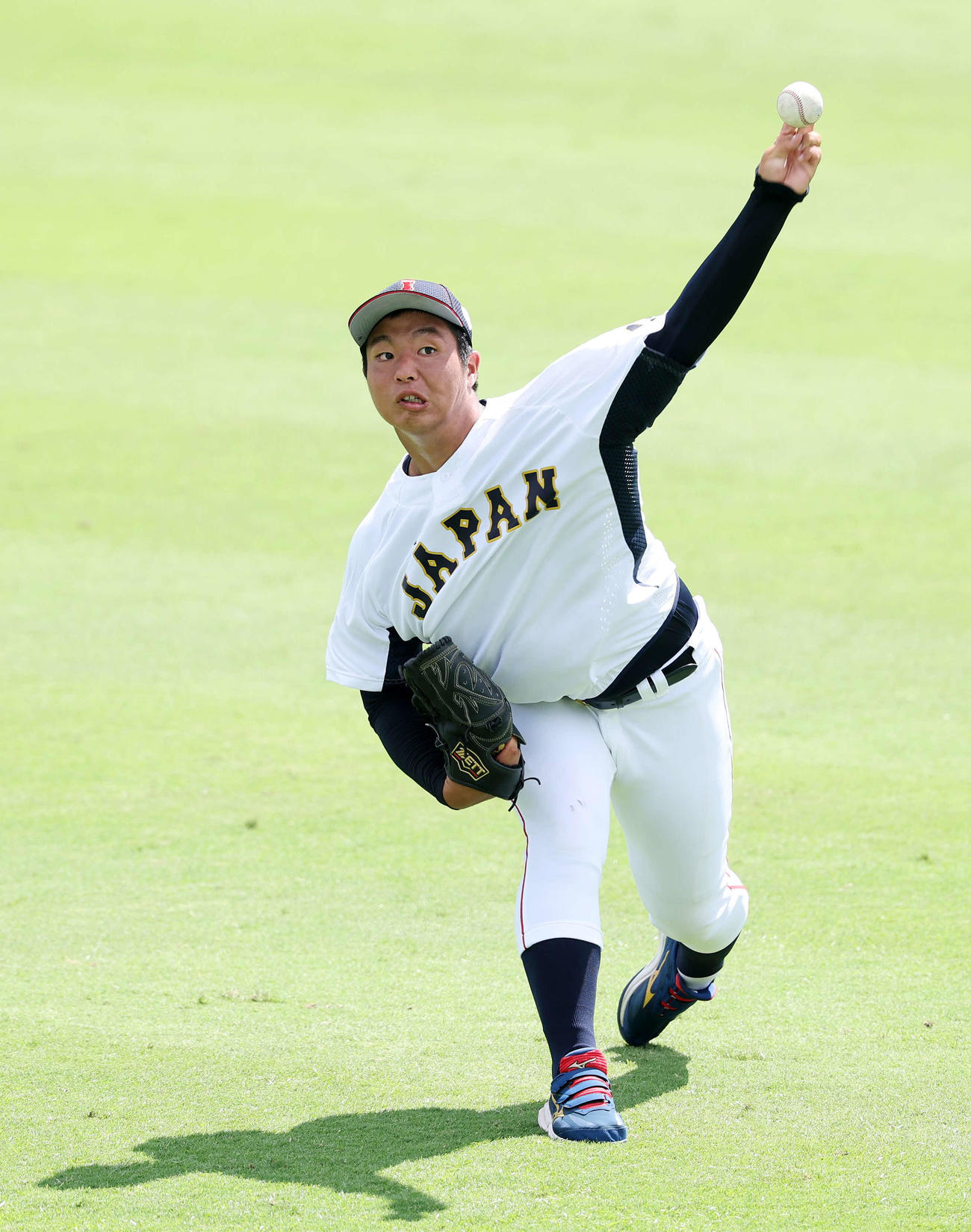 キャッチボールする高校日本代表・末吉（撮影・鈴木正人）