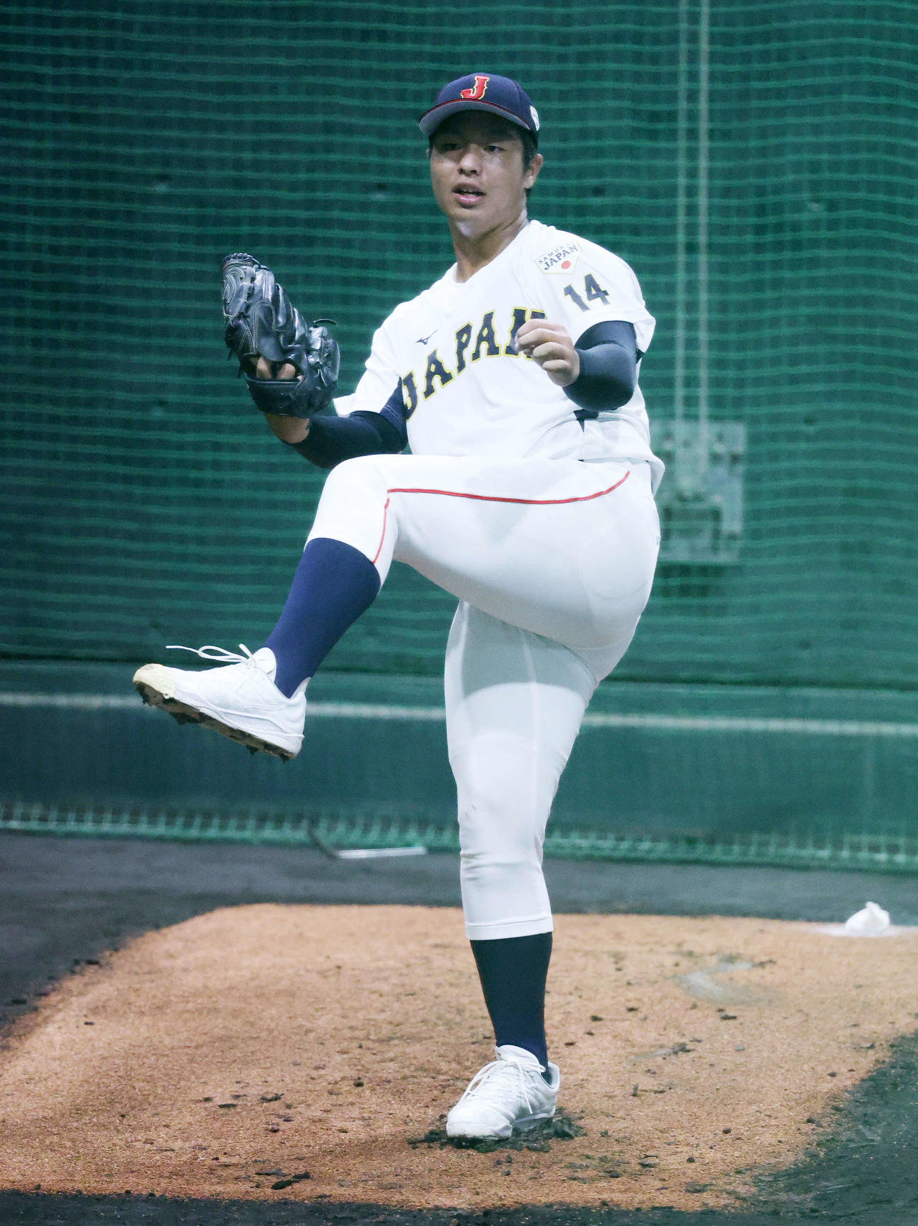 ブルペンで投球練習する高校日本代表・末吉（撮影・鈴木正人）