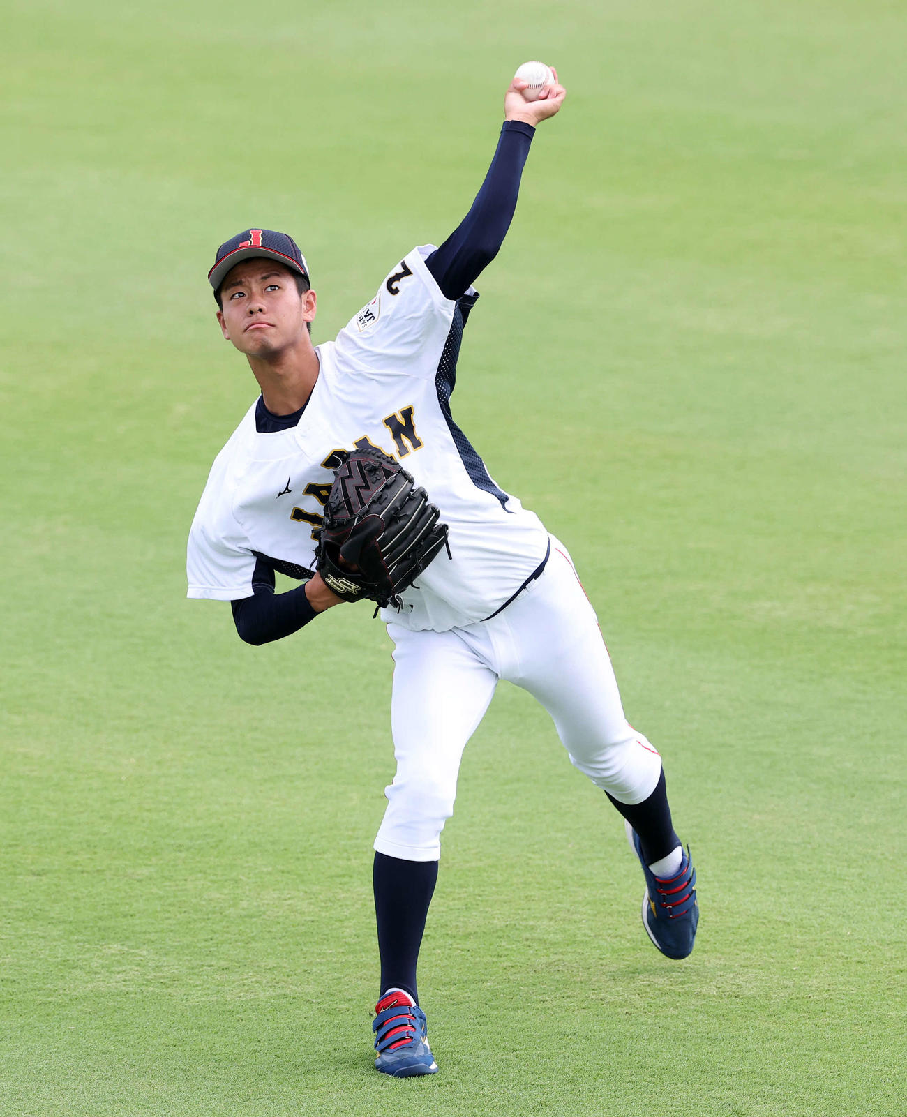 キャッチボールする高校日本代表・西村（撮影・鈴木正人）
