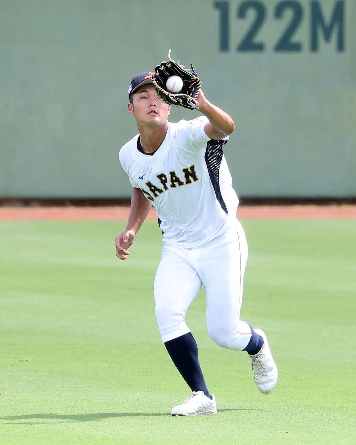 ノックを受ける高校日本代表・阿部（撮影・鈴木正人）