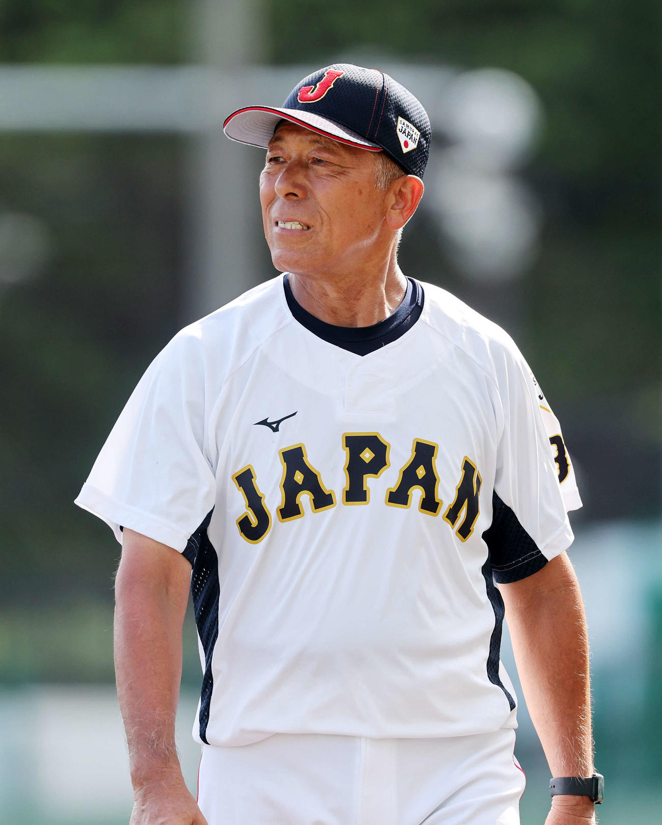 練習を見つめる高校日本代表・小倉監督（撮影・鈴木正人）