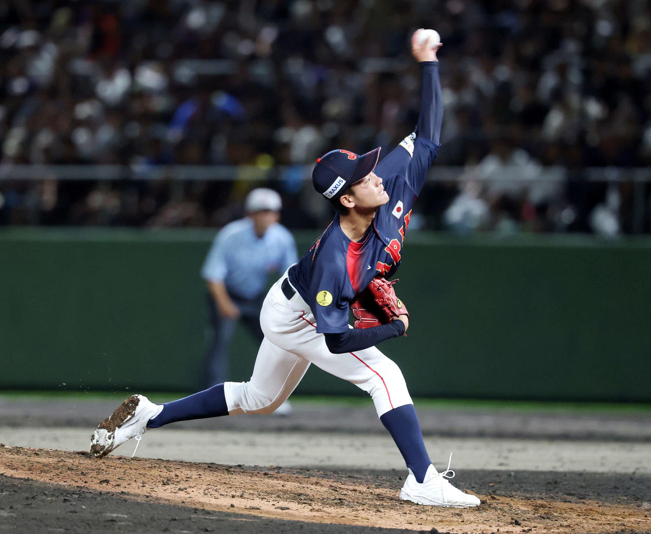 高校日本代表対沖縄県高校選抜　力投する高校日本代表・西村（撮影・鈴木正人）