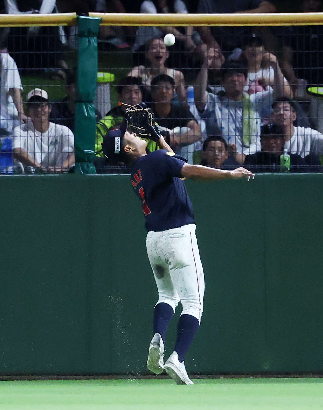 高校日本代表対沖縄県高校選抜　5回裏沖縄県高校選抜無死一塁、新垣瑞の打球を好捕する高校日本代表・阿部（撮影・鈴木正人）