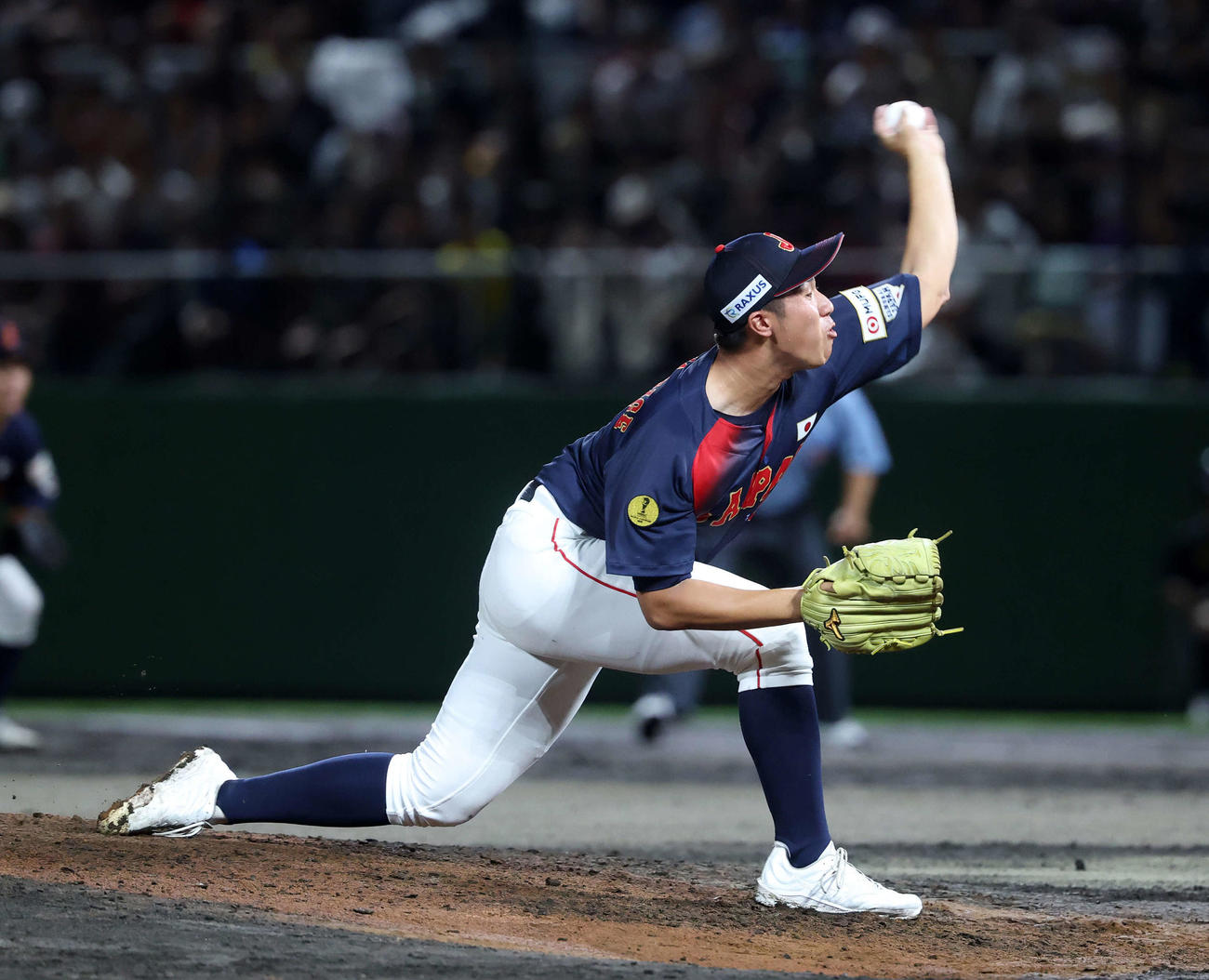 高校日本代表対沖縄県高校選抜　力投する高校日本代表・下重（撮影・鈴木正人）